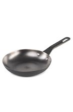 Patelnia żeliwna GSI OUTDOORS GUIDECAST 8 INCH FRYING PAN