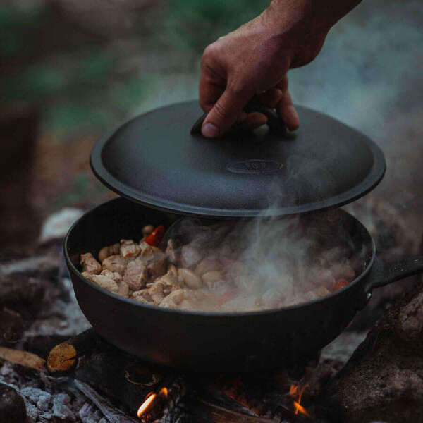 Patelnia żeliwna GSI OUTDOORS GUIDECAST DEEP FRYPAN