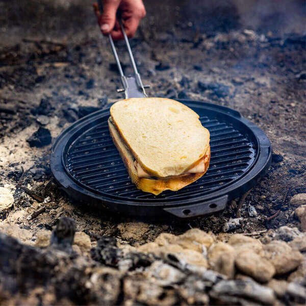 Patelnia żeliwna / grill GSI OUTDOORS GUIDECAST GRIDDLE 10"